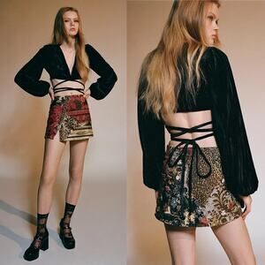 URBAN OUTFITTERS • Black Velvet Florentino Plain Wrap Crop Top